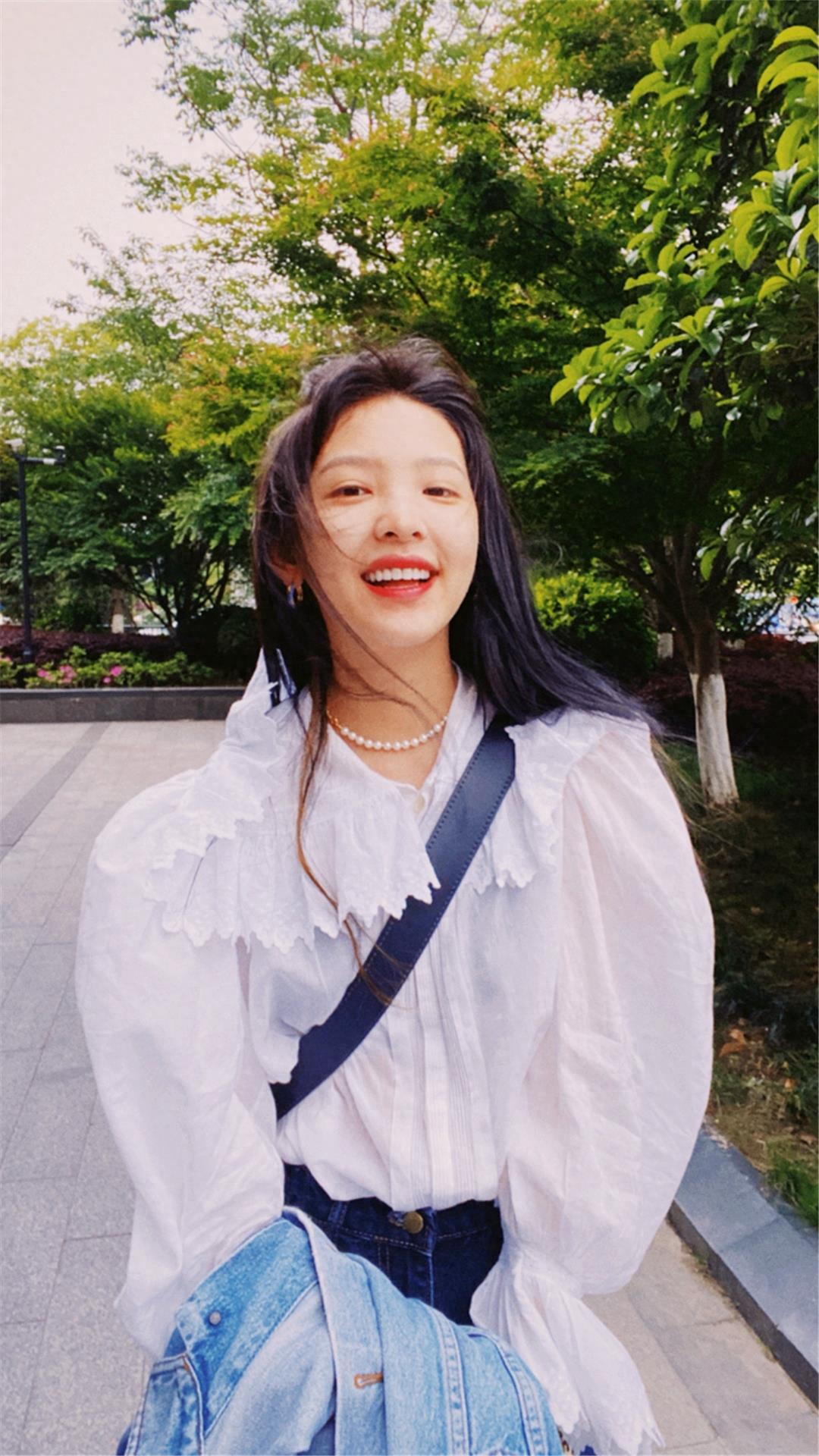 章若楠全新壁纸图片，甜笑可人，小仙女压马路来了