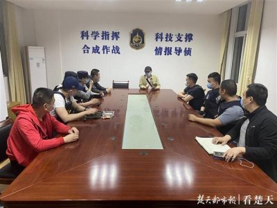 ​视点｜到仙桃抢劫“贪官”的两个鸭舌帽，栽了