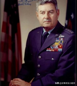 ​地毯式轰炸鼻祖-服役70年的b52轰炸机依旧宝刀未老