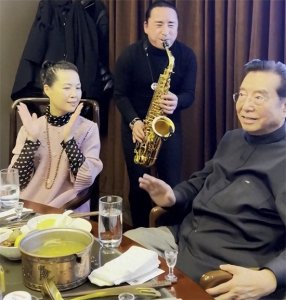 ​85岁李双江的现状，每月含泪领3万块钱的退休金，牵挂儿子、媳妇