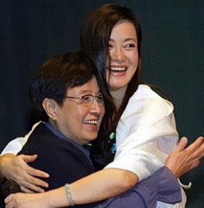 ​毛阿敏的传奇人生：2次轻生，40岁高龄产子，丈夫去世留下260亿