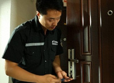 ​丹东锁匠协助警方开锁被炸身亡，没有一分赔偿，妻子维权3年无果