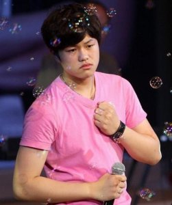 ​李天一出狱后首露面，晒全家福身高已超父母，其余4人近况引热议