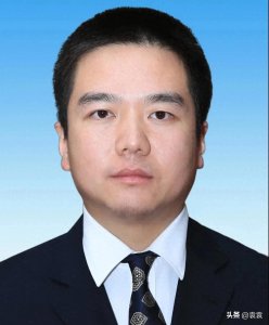 ​这个32岁的年轻人为何如此厉害 他到底是什么来头