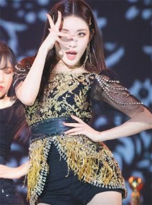 ​韩女星金请夏2名助理感染，暂停所有活动，网友：原来她就是穷哈