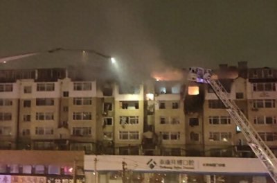 ​吉林长春一居民楼深夜疑发生燃气爆炸后起火，官方：5人受伤，其中2人伤势较重