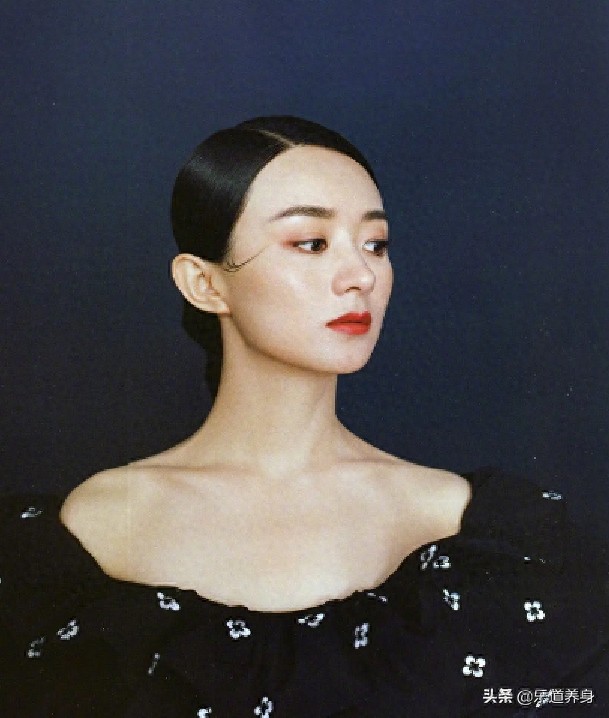 赵丽颖时尚芭莎内页,有种油画大片的感觉,越来越美