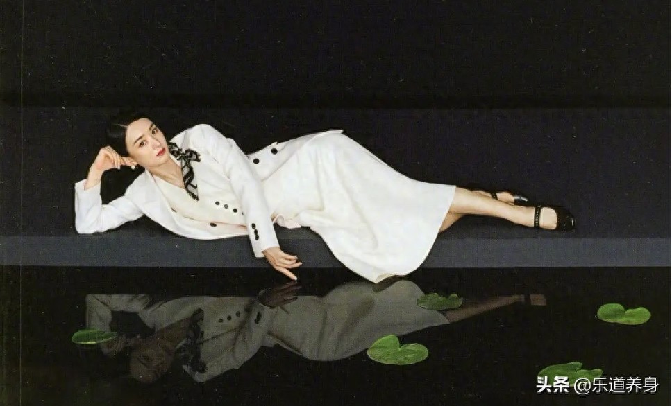 赵丽颖时尚芭莎内页,有种油画大片的感觉,越来越美