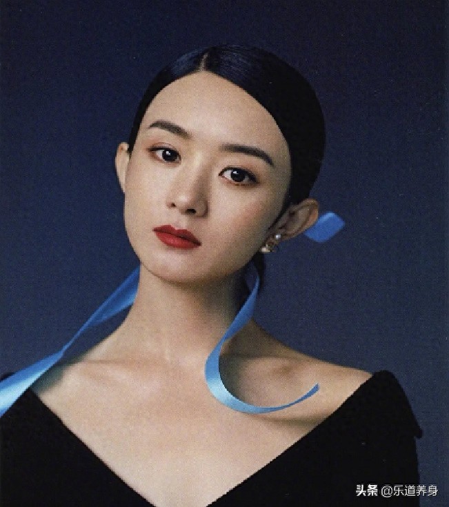 赵丽颖时尚芭莎内页,有种油画大片的感觉,越来越美