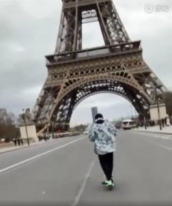 ​周杰伦骑滑板车游巴黎：我是不是该再写首歌呢