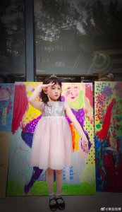 ​黄磊晒二女儿画作 多妹穿粉色蓬蓬裙敬礼表情得意