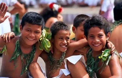 ​萨摩亚民族多开放？崇尚以裸为美，居住的屋子连墙壁都没有