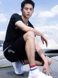 ​王鹤棣庆生盛事：粉丝狂热应援，争议浪潮汹涌而至