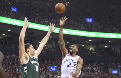 ​雄鹿双加时不敌猛龙，莱昂纳德拖着伤腿砍下36分！