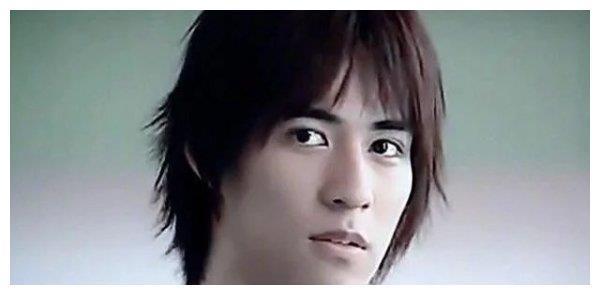 从花样少年到成熟型男，39岁的“仔仔”周渝民帅气依旧