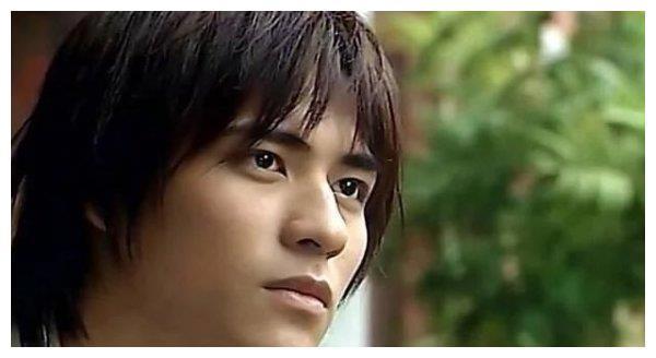 从花样少年到成熟型男，39岁的“仔仔”周渝民帅气依旧