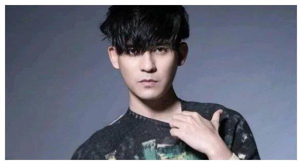 从花样少年到成熟型男，39岁的“仔仔”周渝民帅气依旧