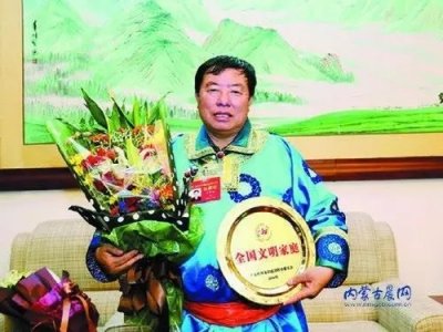 ​他被评为最美乡村医生 上过央视春晚 他是草原神医 他是蒙古人