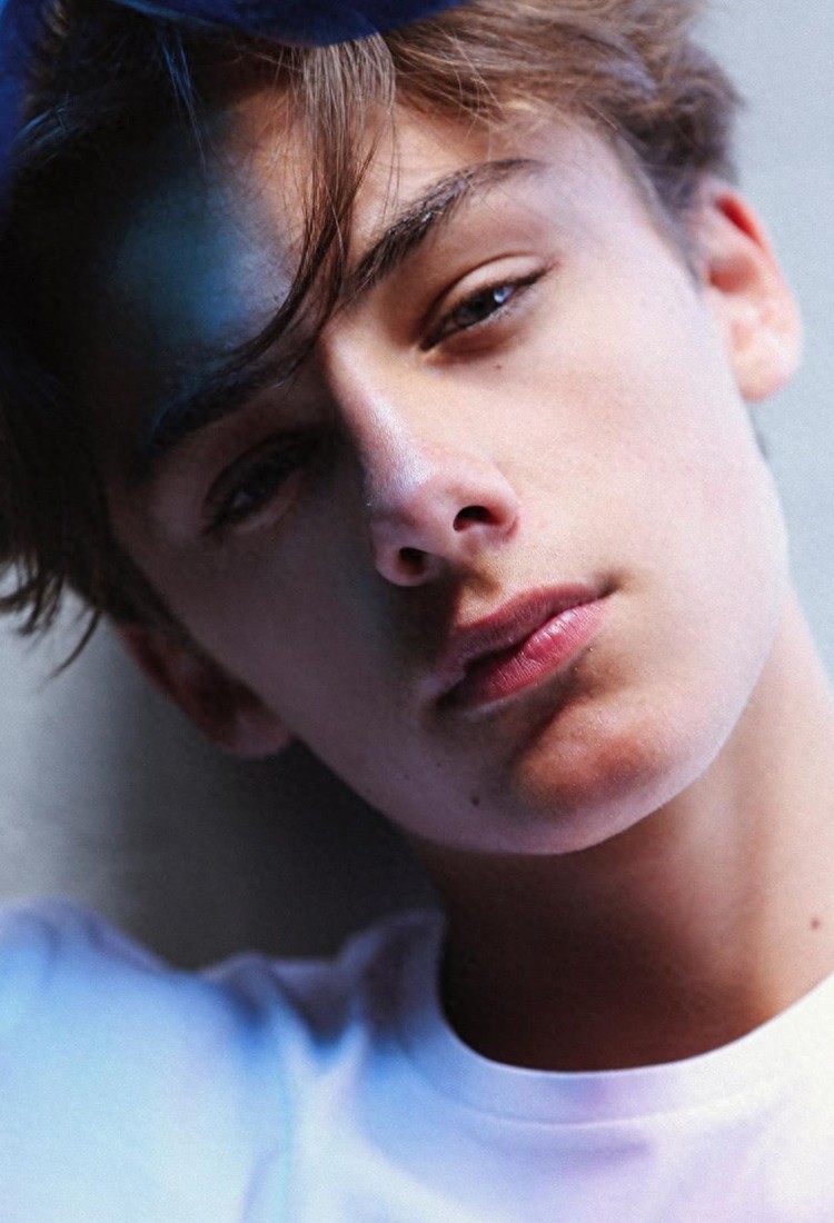 他13岁被封为世界第一美少年，俘获无数少女心，看一眼就会爱上他