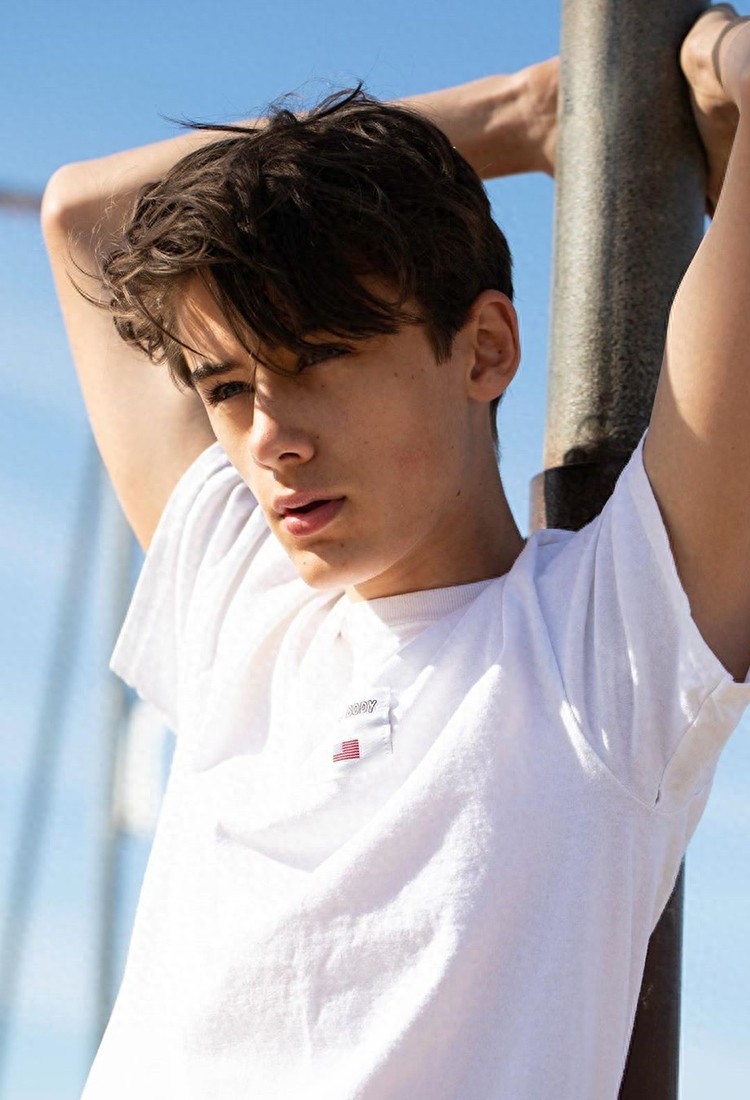 他13岁被封为世界第一美少年，俘获无数少女心，看一眼就会爱上他