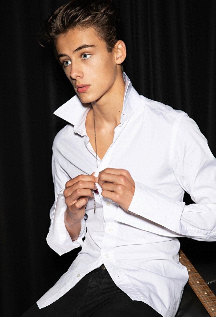 他13岁被封为世界第一美少年，俘获无数少女心，看一眼就会爱上他