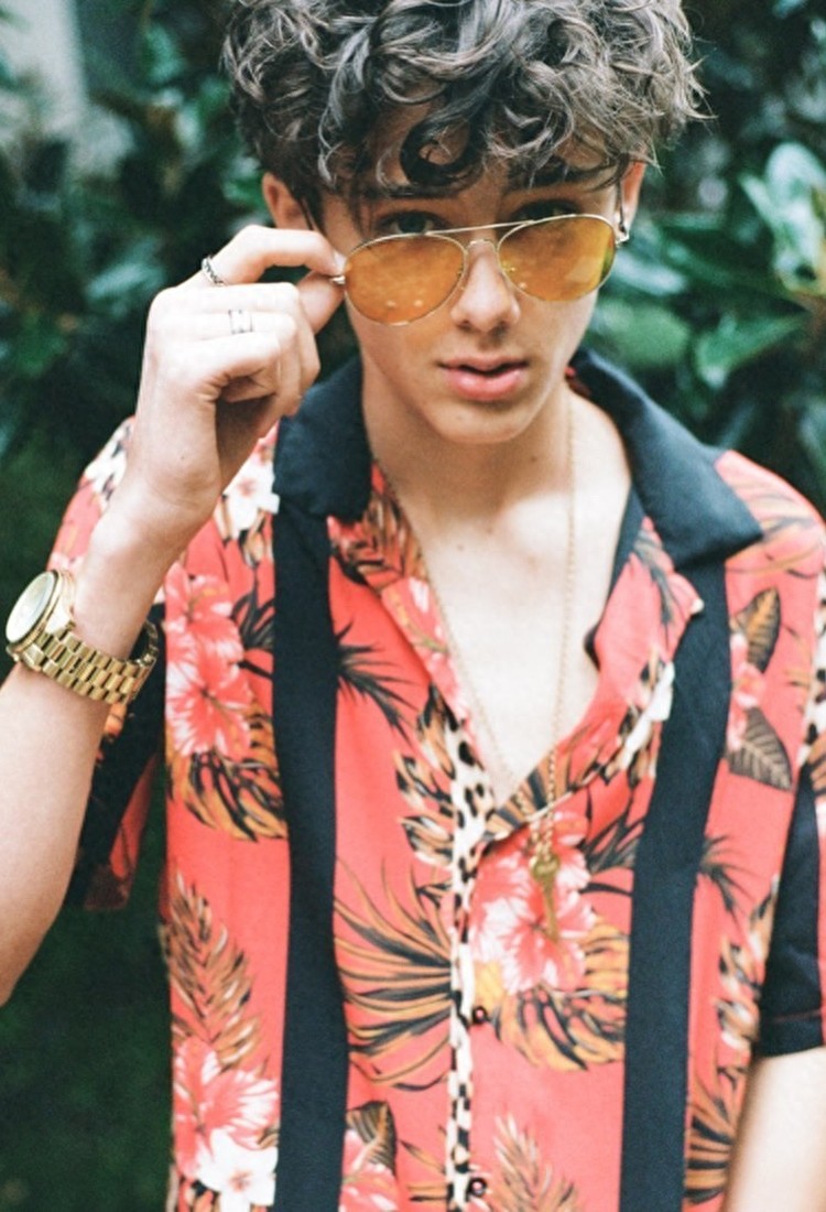 他13岁被封为世界第一美少年，俘获无数少女心，看一眼就会爱上他