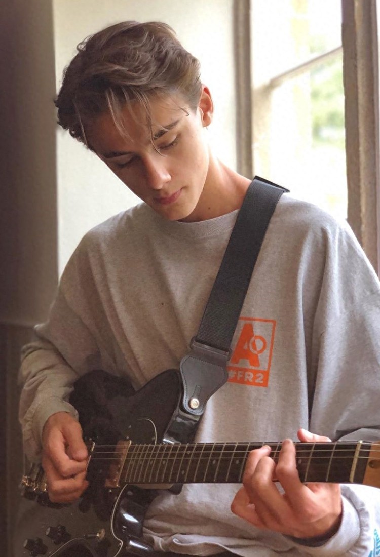 他13岁被封为世界第一美少年，俘获无数少女心，看一眼就会爱上他