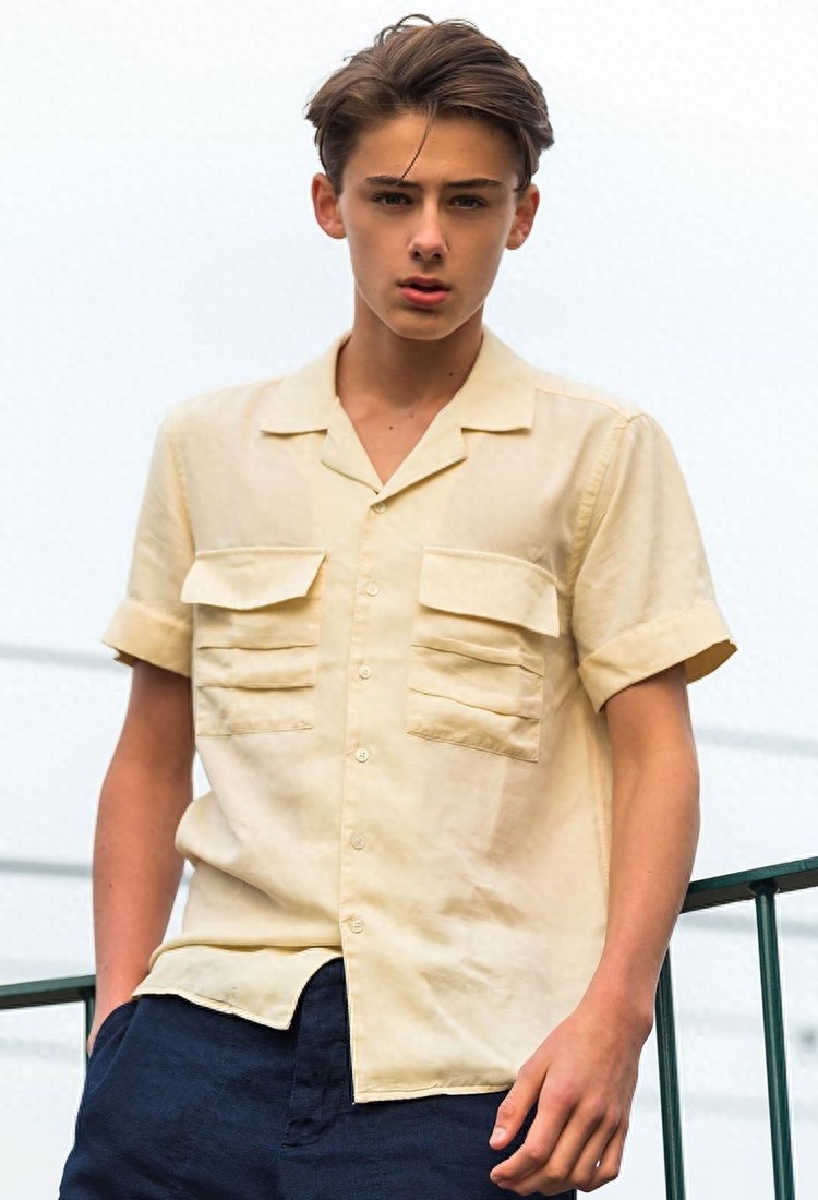 他13岁被封为世界第一美少年，俘获无数少女心，看一眼就会爱上他