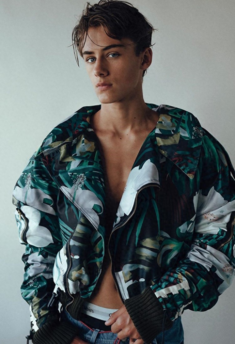 他13岁被封为世界第一美少年，俘获无数少女心，看一眼就会爱上他