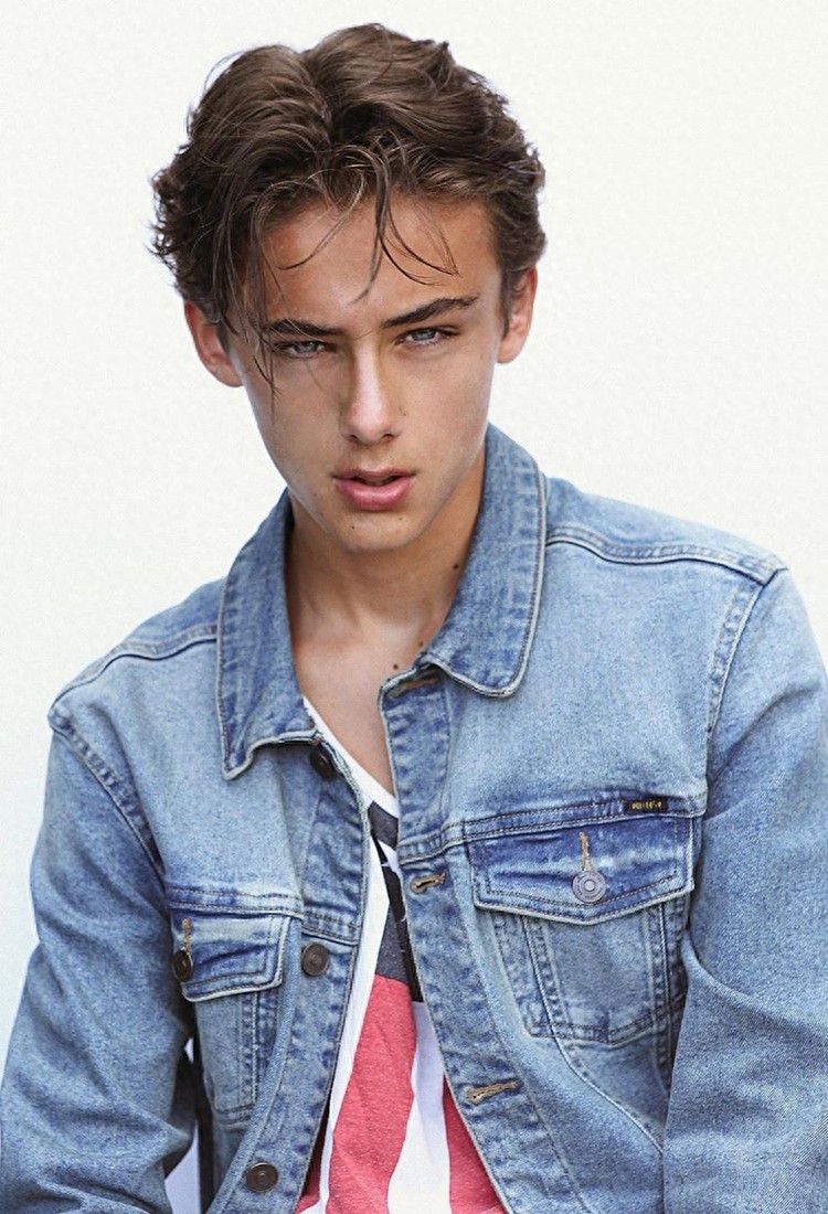 他13岁被封为世界第一美少年，俘获无数少女心，看一眼就会爱上他