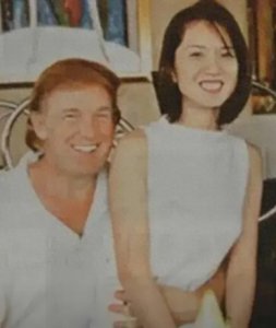 ​1995年，49岁的特朗普身处香港，怀中抱着一位神秘的中国女人