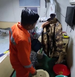 ​菲律宾海警发现13名无证中国船员，借一件衣服问题大肆炒作