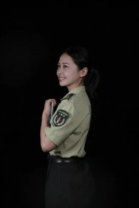 ​穿军装的小姐姐，拍了组写真