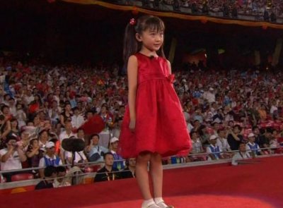 ​9岁奥运成名，13岁和37岁男星演情侣，被母亲毁掉的林妙可今怎样?