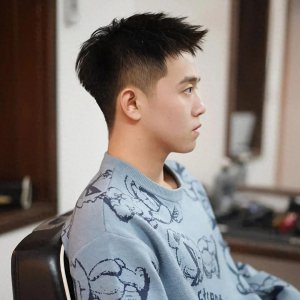 ​男生发型别乱烫了，今年这几种烫发很火爆，阳光帅气时尚又有活力