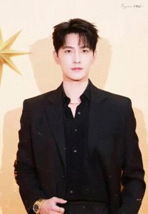 ​“从校园到红毯：杨洋与他的绯闻女友们的爱情篇章”