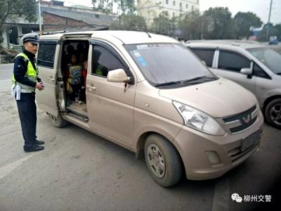​车门一开，民警惊呆了，准载7人的面包车里，塞了28个娃