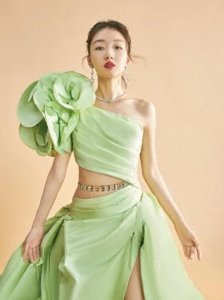 ​29岁周冬雨罕走性感风，半露蛮腰曲线诱人，直盯镜头太霸气