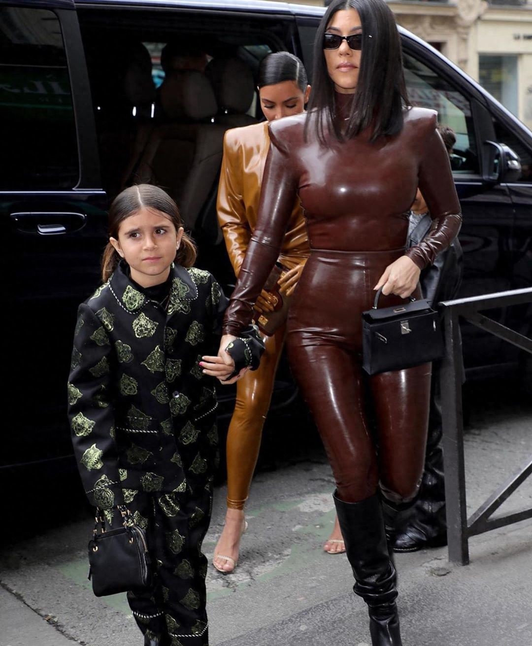 卡戴珊巴黎三套乳胶衣秀衣品,腰身纤细但大垫肩坑人,肩比老公宽