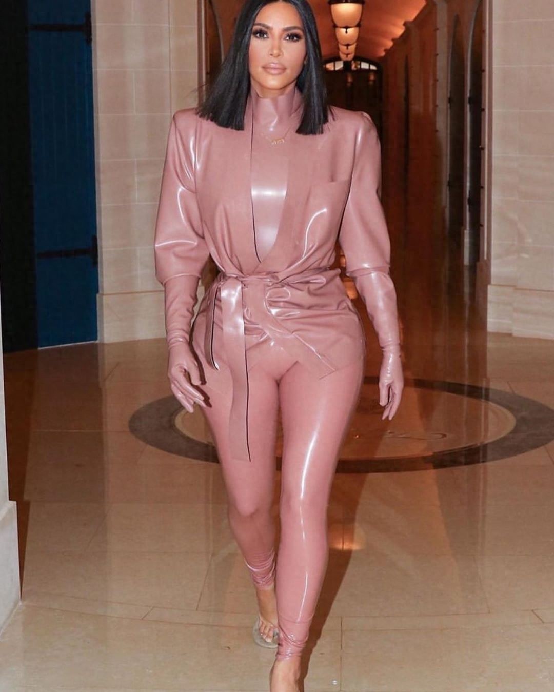 卡戴珊巴黎三套乳胶衣秀衣品,腰身纤细但大垫肩坑人,肩比老公宽