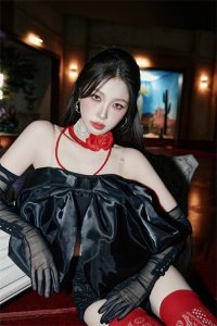 ​虞书欣红色渔网丝袜+吸血鬼造型，性感火辣！