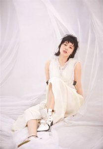 ​马思纯二登某杂志封面不规则短发极具摩登风情