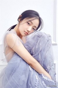 ​吴佳怡模样清新、宛若邻家女孩，可谓清新脱俗，娇艳欲滴