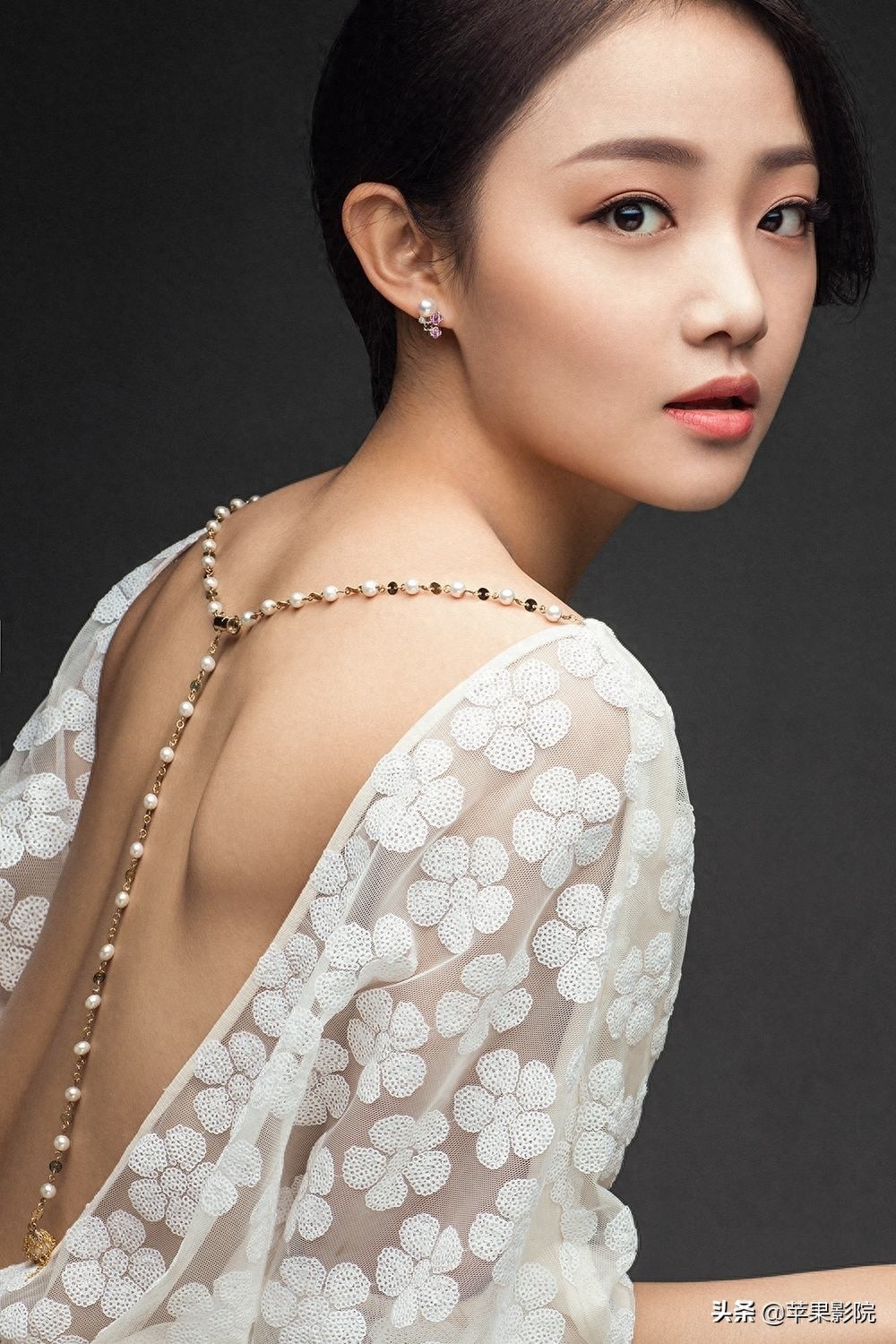 吴佳怡模样清新、宛若邻家女孩，可谓清新脱俗，娇艳欲滴