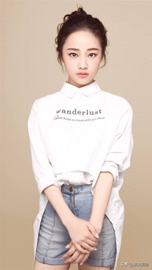 吴佳怡模样清新、宛若邻家女孩，可谓清新脱俗，娇艳欲滴