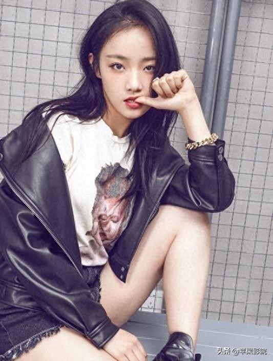 吴佳怡模样清新、宛若邻家女孩，可谓清新脱俗，娇艳欲滴