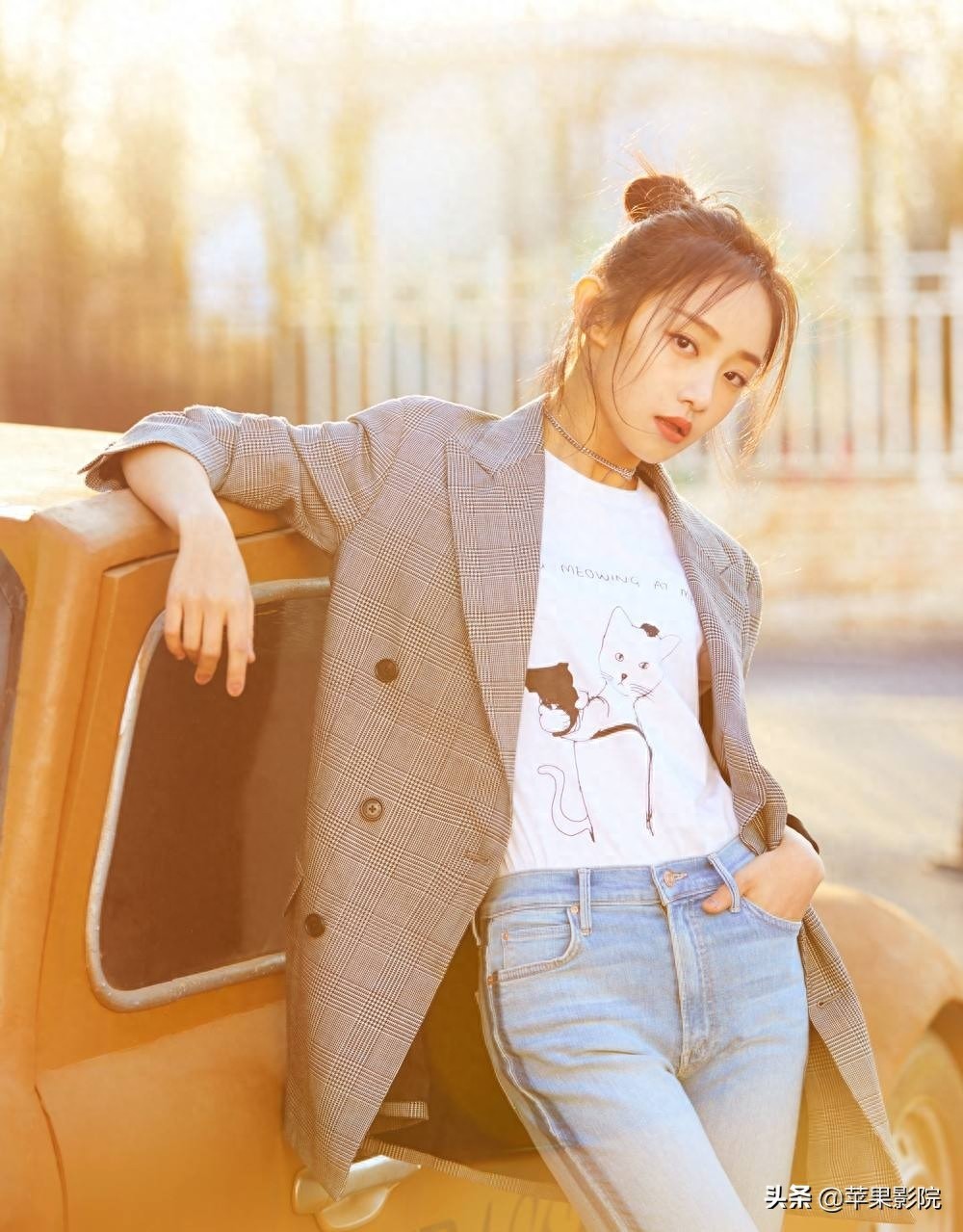 吴佳怡模样清新、宛若邻家女孩，可谓清新脱俗，娇艳欲滴