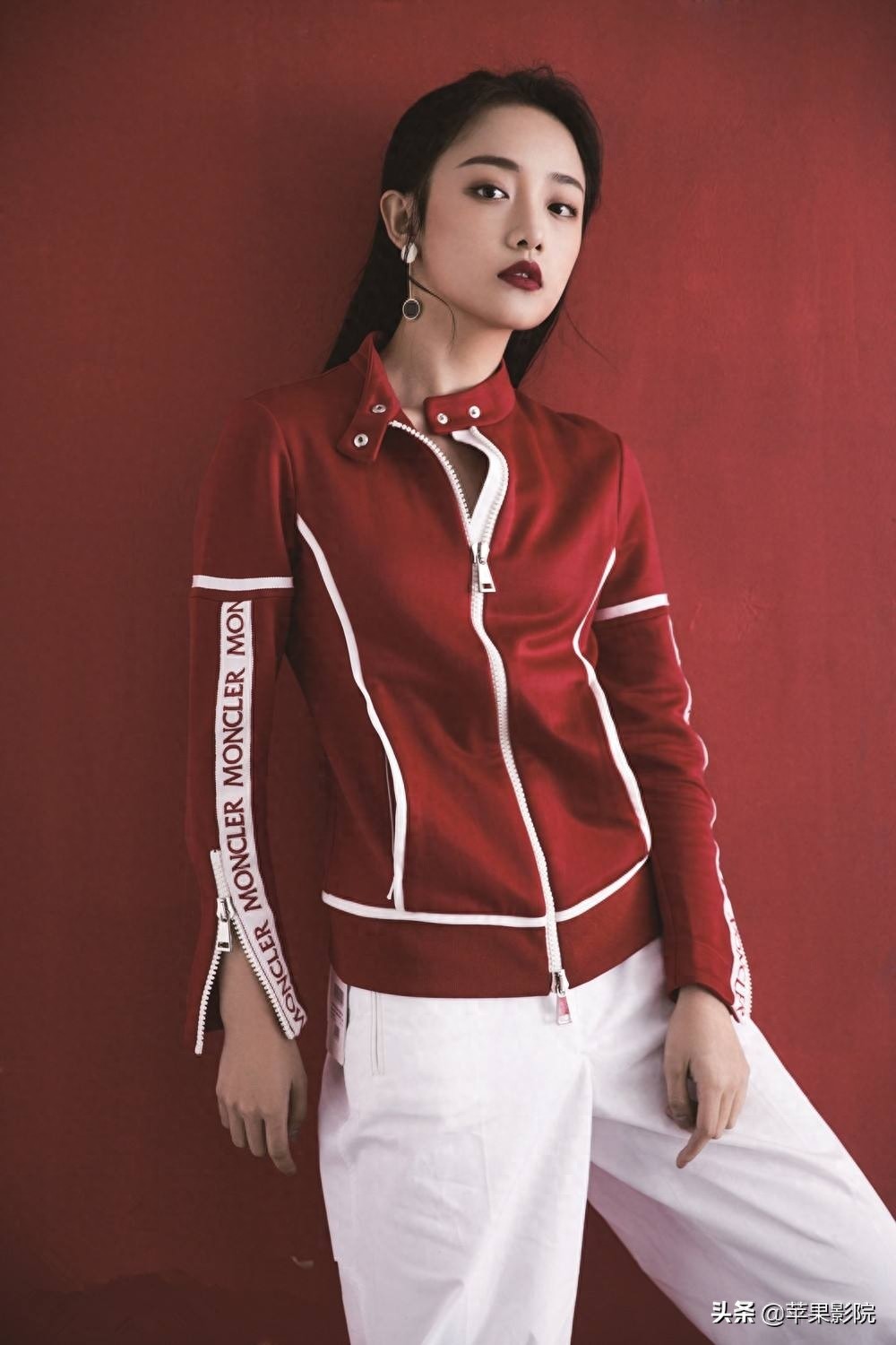 吴佳怡模样清新、宛若邻家女孩，可谓清新脱俗，娇艳欲滴