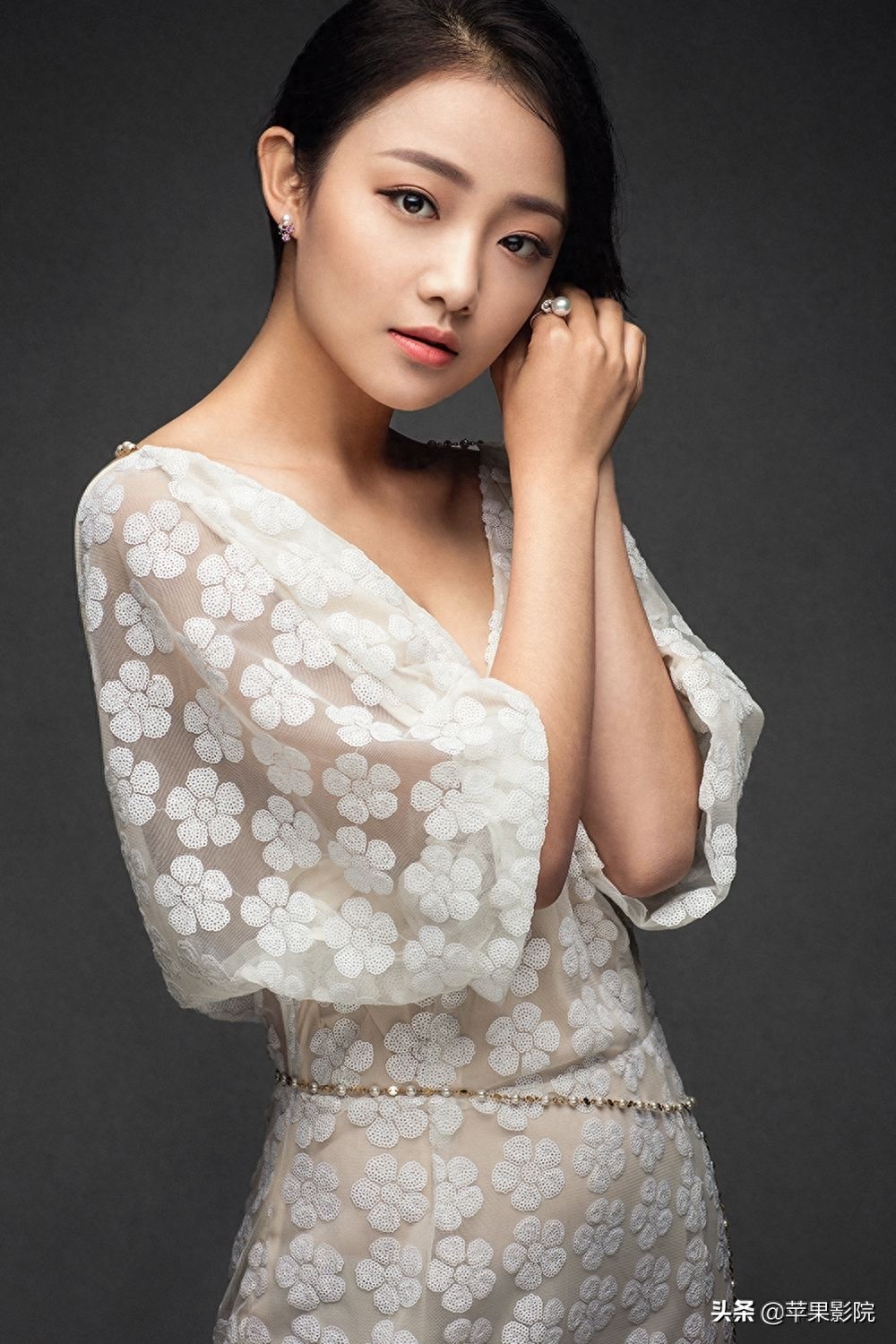 吴佳怡模样清新、宛若邻家女孩，可谓清新脱俗，娇艳欲滴