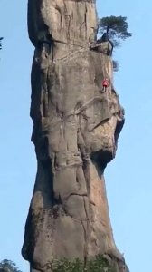 ​三人用电钻在三清山巨蟒峰上打钉子攀岩，判赔偿600万元